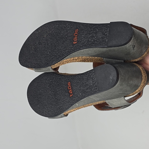 Taos Carousel Grey Leather Low Wedges Sandals Women's Size 9 - Picture 5 of 6